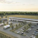 Moderne Logistikzentrale mit Lkw, Solarzellen und Parkplätzen, umgeben von Wald und Feldern unter bewölktem Himmel.