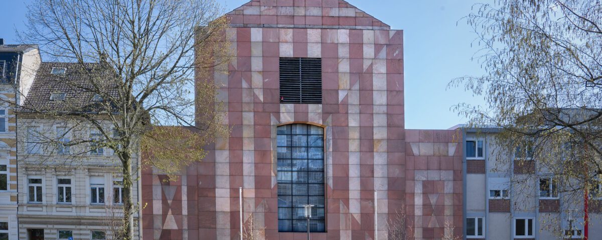 Denkmalgeschützte Außenfassade der Albertuskirche/Caritaskirche