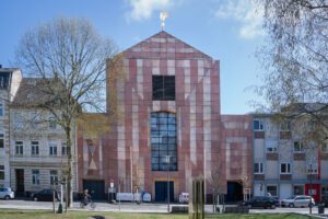 Denkmalgeschützte Außenfassade der Albertuskirche/Caritaskirche