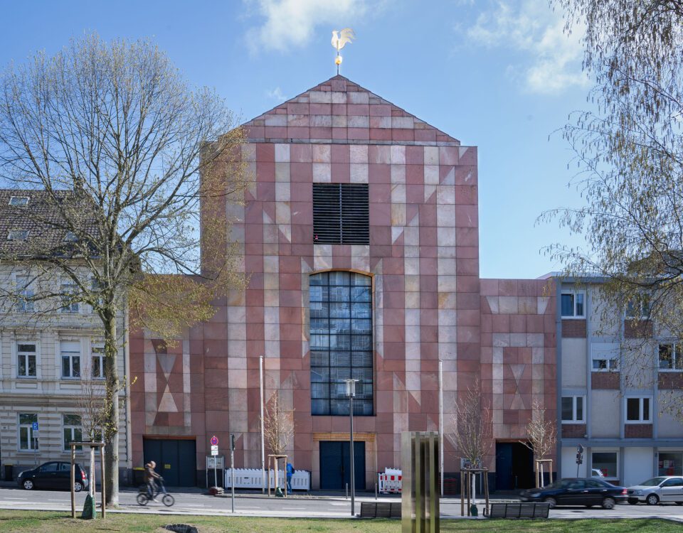 Denkmalgeschützte Außenfassade der Albertuskirche/Caritaskirche