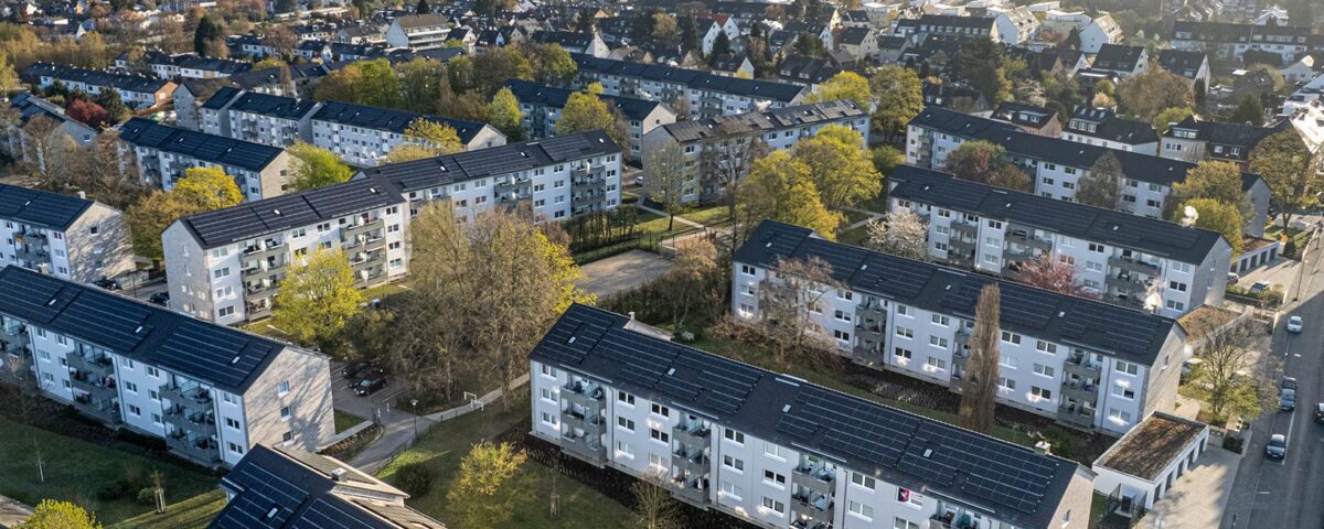 Luftaufnahme der energetisch sanierten Wohngebäude in Köln-Holweide.
