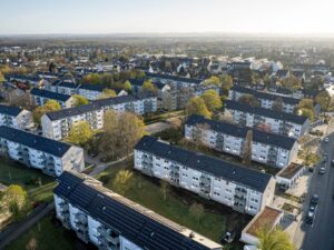 Luftaufnahme der energetisch sanierten Wohngebäude in Köln-Holweide.