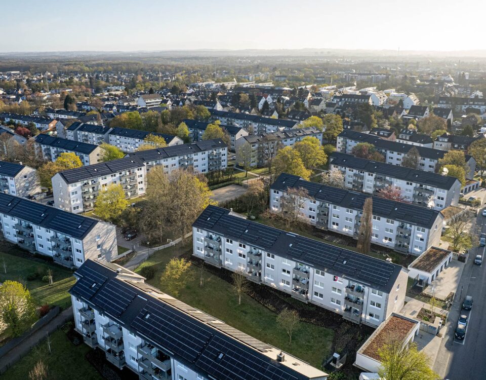 Luftaufnahme der energetisch sanierten Wohngebäude in Köln-Holweide.