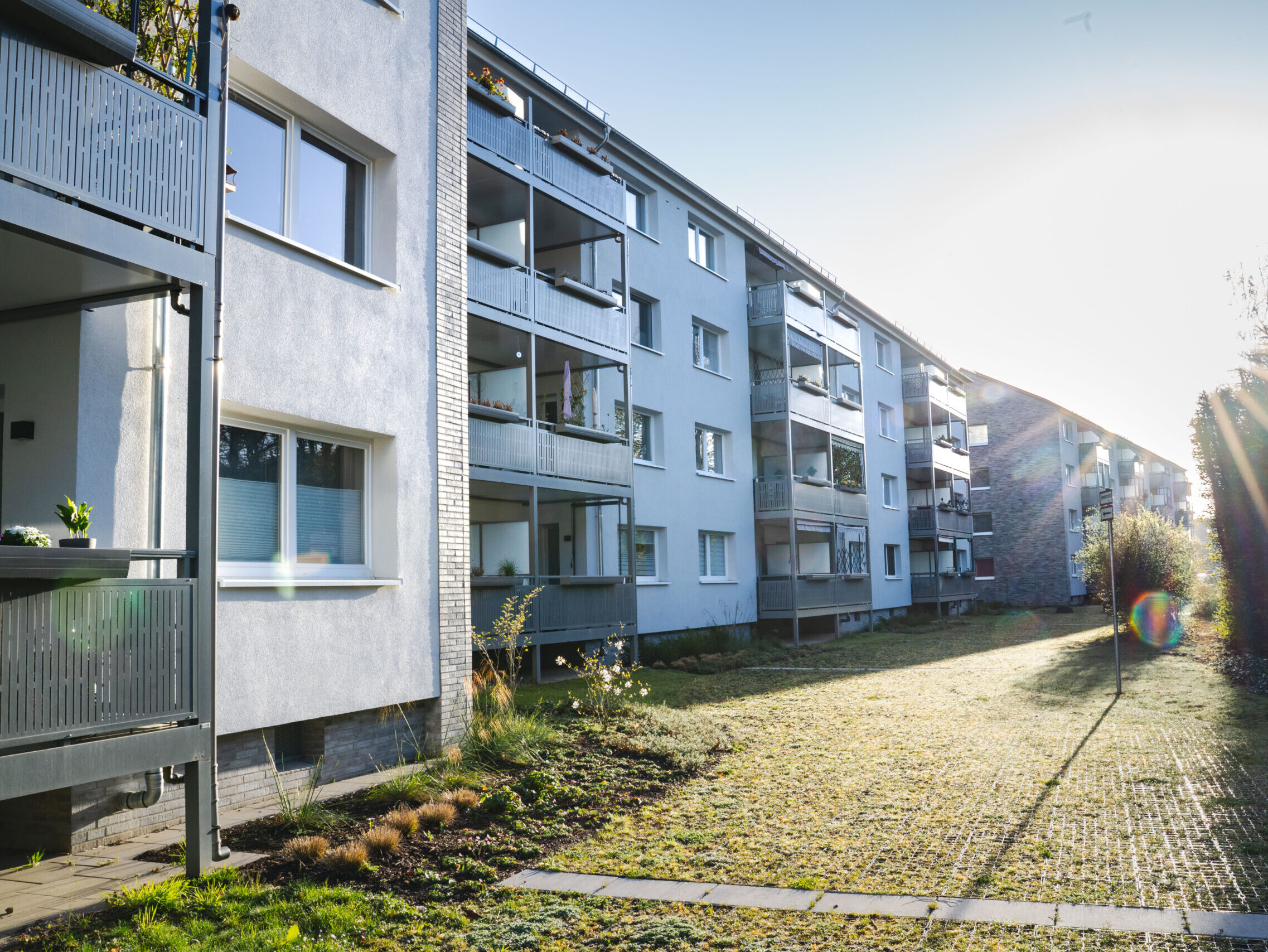 Neue Fassade, Balkone und Außenanlagen in der Siedlung Köln-Holweide