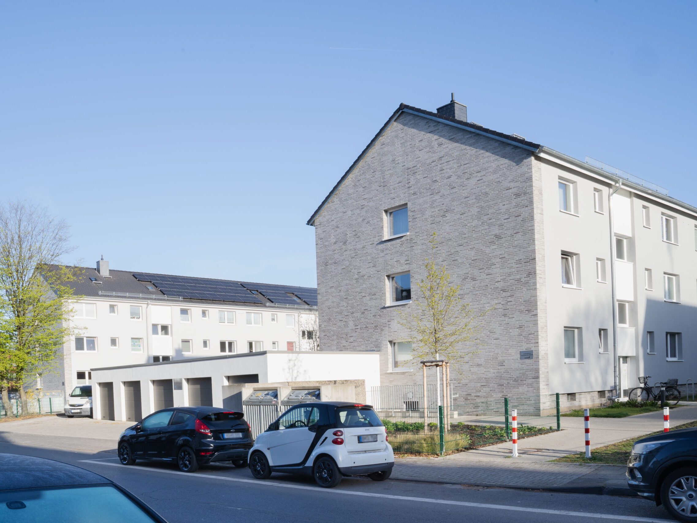 Neue Garagen in der Wilhelm-David-Str. der Wohnsiedlung Köln-Holweide.