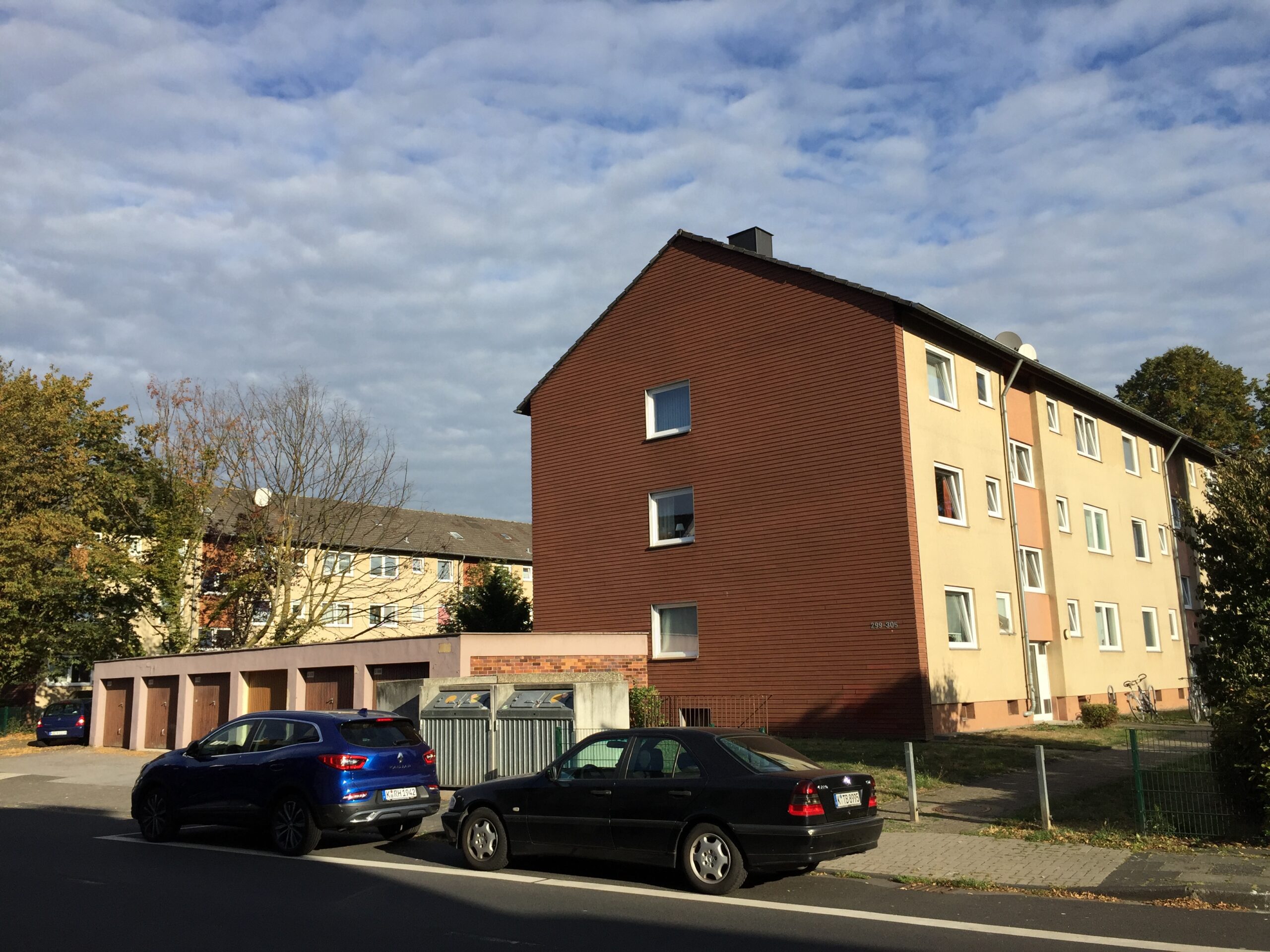 Alte Garagen in der Wilhelm-David-Straße in Köln Holweide.